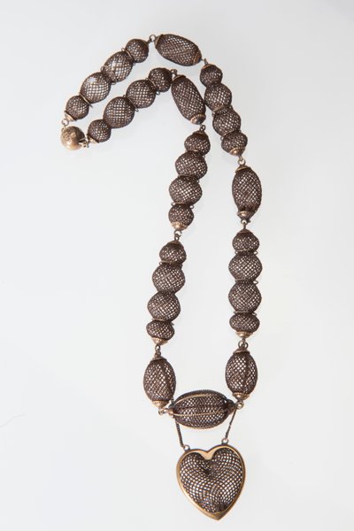 Halskette aus Menschenhaar mit herzförmigem Anhänger und Goldperlen und -ringen von Unknown
